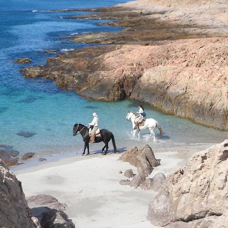 Bahia Bustamante Lodge Экстерьер фото